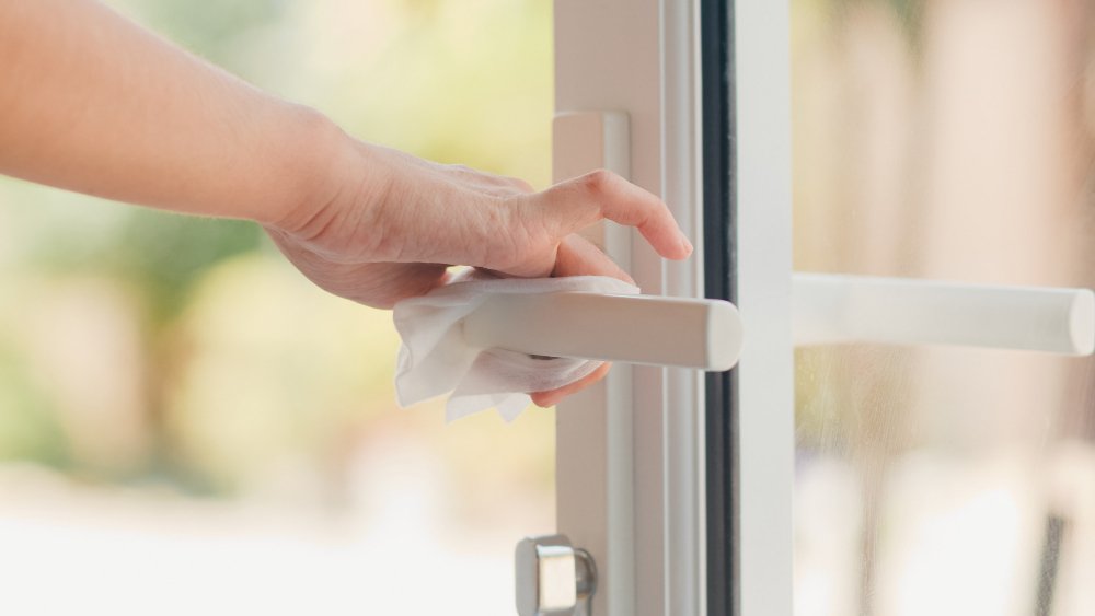 Come prevenire l’ingiallimento delle superfici in PVC negli ambienti comuni