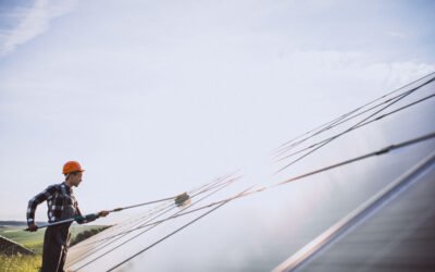 Come mantenere efficienti i pannelli fotovoltaici attraverso la pulizia professionale